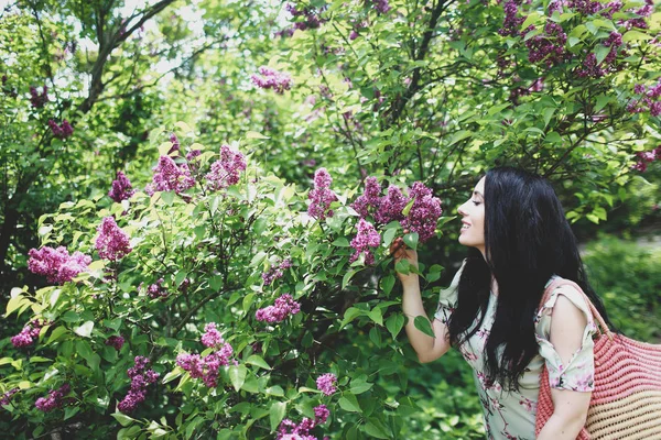 Schöne Frau Schnüffelt Blumen Fliederbaum — Stockfoto