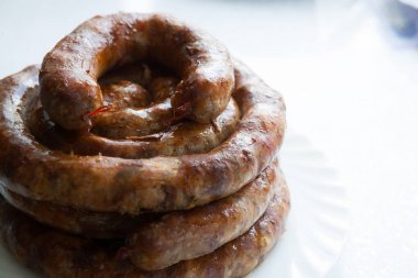 fırında lezzetli sulu pişmiş sosis