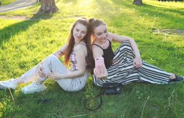 çim üzerinde parkta iki arkadaş