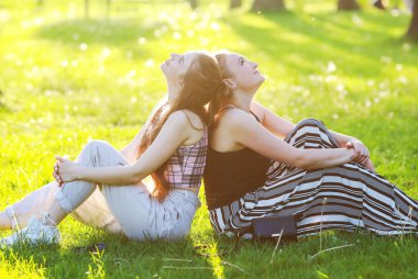 çim üzerinde parkta iki arkadaş