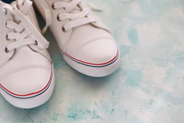 stüdyoda hafif bir arka plan üzerinde güzel beyaz spor ayakkabıları