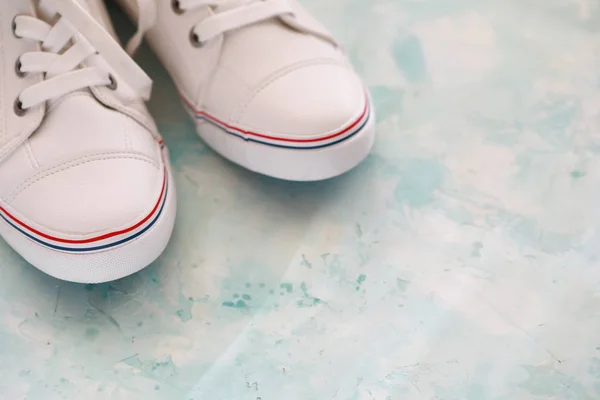 Hermosas Zapatillas Blancas Sobre Fondo Claro Estudio — Foto de Stock