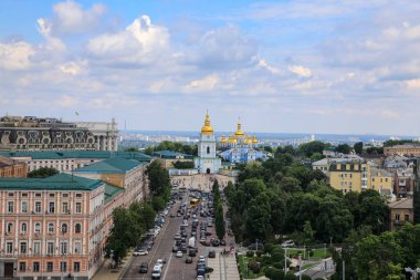 Kiev, Ukrayna'nın başkenti merkezinde Güzel görkemli St Mikhailovsky Katedrali