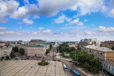 Kiev, Ukrayna'nın başkenti merkezinde Güzel görkemli St Mikhailovsky Katedrali
