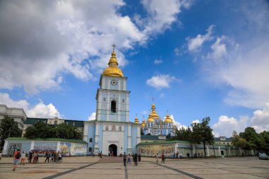 Kiev, Ukrayna'nın başkenti merkezinde Güzel görkemli St Mikhailovsky Katedrali