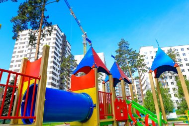 yüksek katlı binalar arasındaki parkta çocuklar için çok renkli oyun alanı