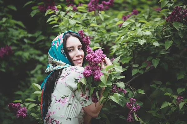 Hermosa Mujer Olfateando Flores Lila Árbol — Foto de Stock