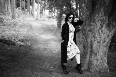 parkta güzel kadın, siyah beyaz fotoğraf