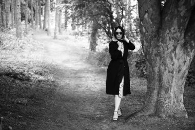 parkta güzel kadın, siyah beyaz fotoğraf