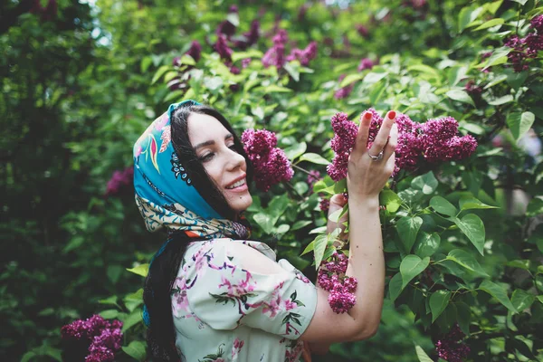 Belle Femme Renifler Fleurs Lilas Arbre — Photo