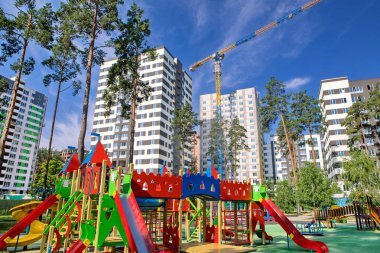 yüksek katlı binalar arasındaki parkta çocuklar için çok renkli oyun alanı