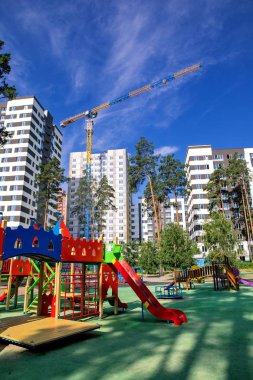 yüksek katlı binalar arasındaki parkta çocuklar için çok renkli oyun alanı