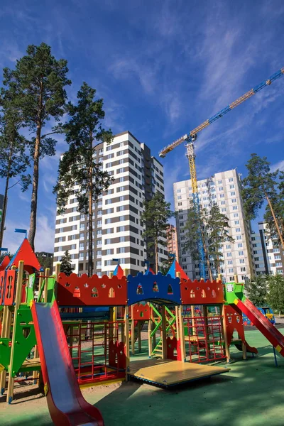 yüksek katlı binalar arasındaki parkta çocuklar için çok renkli oyun alanı