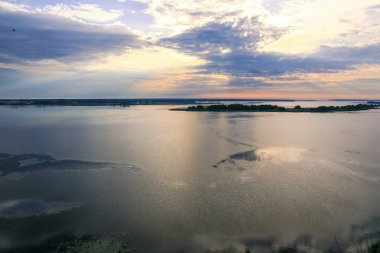 su üzerinde muhteşem gündoğumu