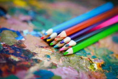 boya paletinde renkli kalemler