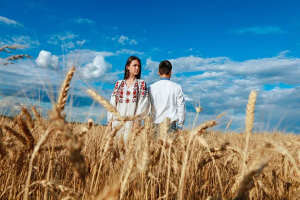 Boy Girl Wheat Field Embroidered Clothes — Stock Photo, Image