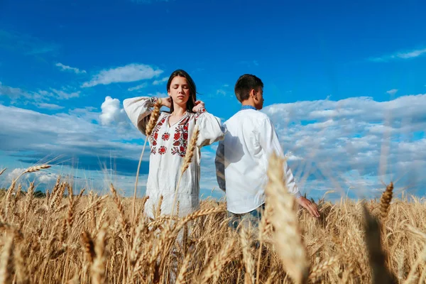 Chlapec Dívka Pšeničném Poli Vyšívaných Šatech — Stock fotografie