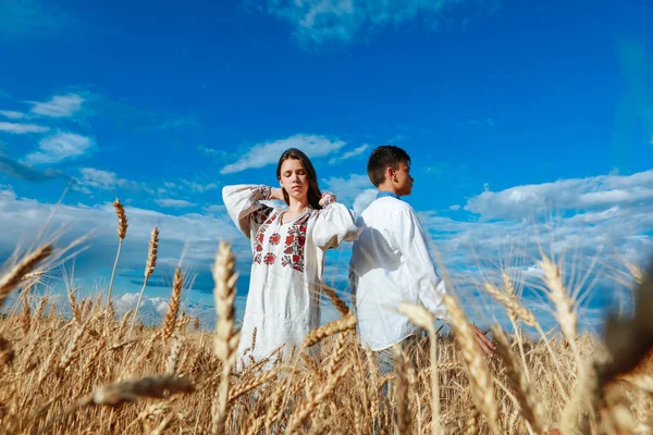 Chlapec Dívka Pšeničném Poli Vyšívaných Šatech — Stock fotografie