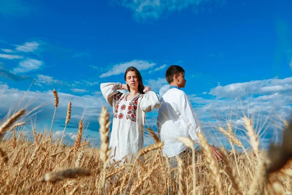 Мальчик Девочка Пшеничном Поле Вышитой Одежде — стоковое фото