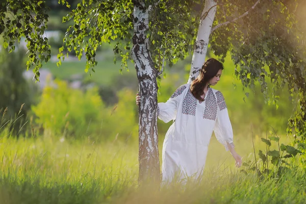 Teenager Bestickten Kleid Der Natur — Stockfoto