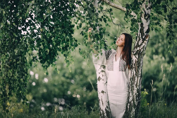 自然の中で刺繍ドレスのティーンエイジャー — ストック写真