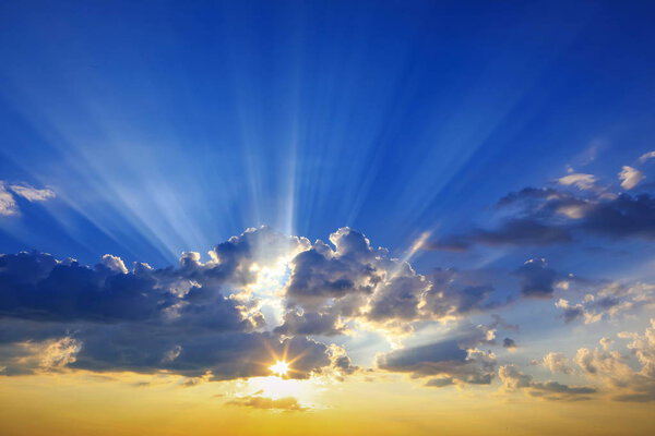 туманное небо с проникающим солнцем
