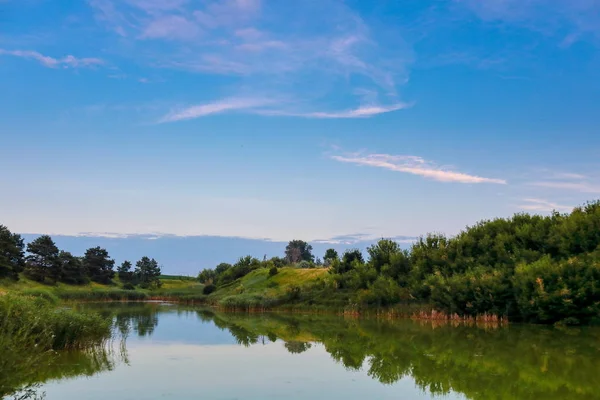 bir göl ile güzel gündüz yaz manzara