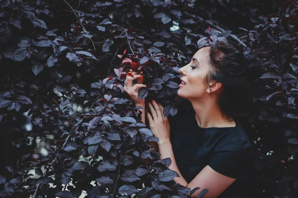 Hermosa Mujer Vestido Negro Las Hojas Jardín — Foto de Stock