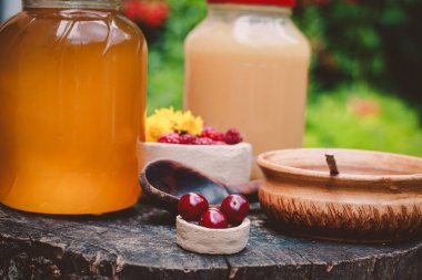 kenevir üzerinde kutular kiraz ve bal