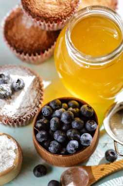 kek, bal ve yaban mersini yapılan lezzetli mouthwatering tatlı