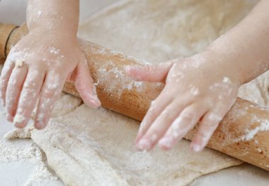 bir oklava ile bebek elleri haddeleme hamur