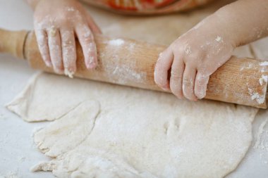 bir oklava ile bebek elleri haddeleme hamur