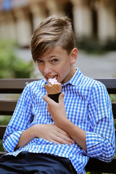 Мальчик Подросток Ест Мороженое Улице — стоковое фото
