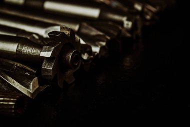 Siyah arkaplandaki metal ayrıntıları