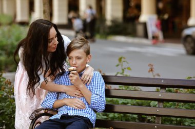 Anne ve oğlu tezgah üzerinde dondurma yemek ve eğlenin