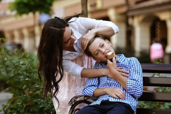 Mãe Filho Comem Sorvete Banco Divertem — Fotografia de Stock