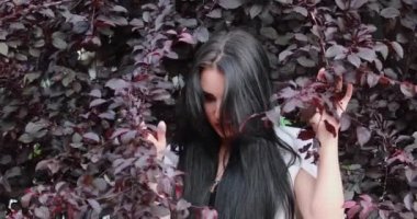 parkta yaprakları güzel kadın
