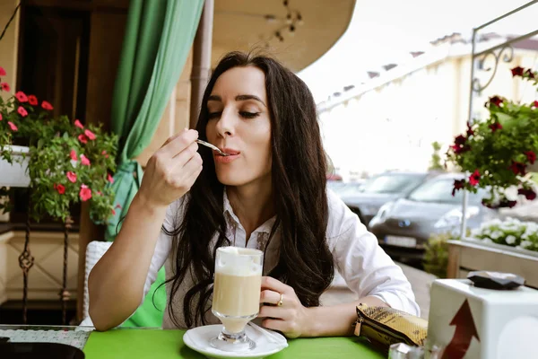 Piękna Kobieta Siedzi Restauracji Zjada Latte Łyżką — Zdjęcie stockowe