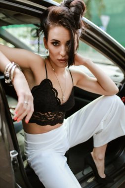 açık kapıile arabada oturan kadın model