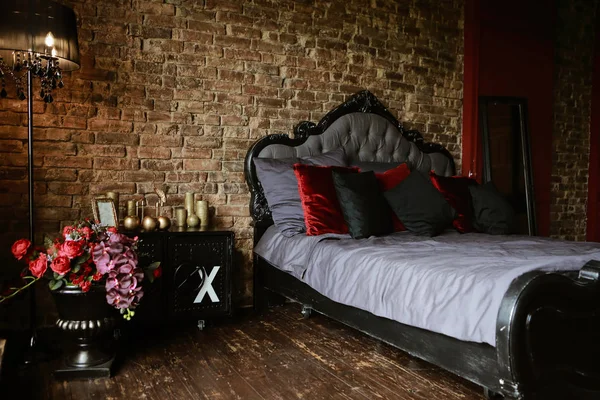 koyu renkler yatak odası iç, çatı