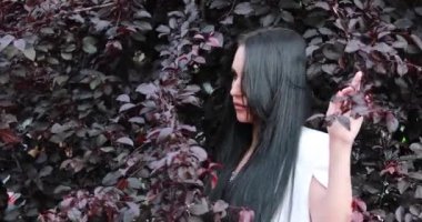 parkta yaprakları güzel kadın