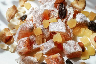 Türk lokumu, fındık, kuru meyveler sofrada karıştırılır