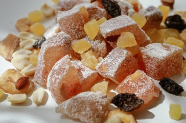 Türk lokumu, fındık, kuru meyveler sofrada karıştırılır