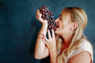 stüdyoda üzüm yiyen kadın