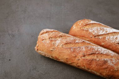 stüdyoda karanlık bir arka plan üzerinde karabuğday ekmeği