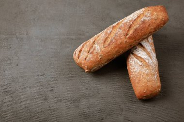 stüdyoda karanlık bir arka plan üzerinde karabuğday ekmeği