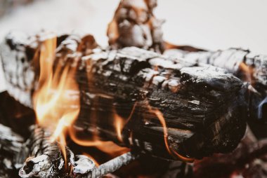 yangında yakacak odun ve kömür yakma