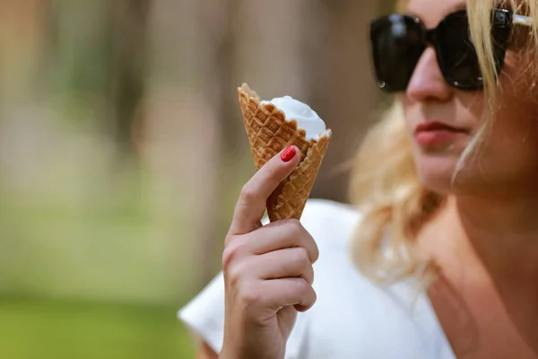 Hermosa Joven Comiendo Helado Aire Libre —  Fotos de Stock