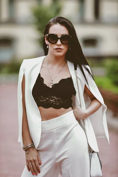 Mooie Brunette Vrouw Met Lang Haar Een Wit Pak Lace — Stockfoto