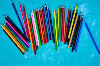 çizim için farklı renk kalemler